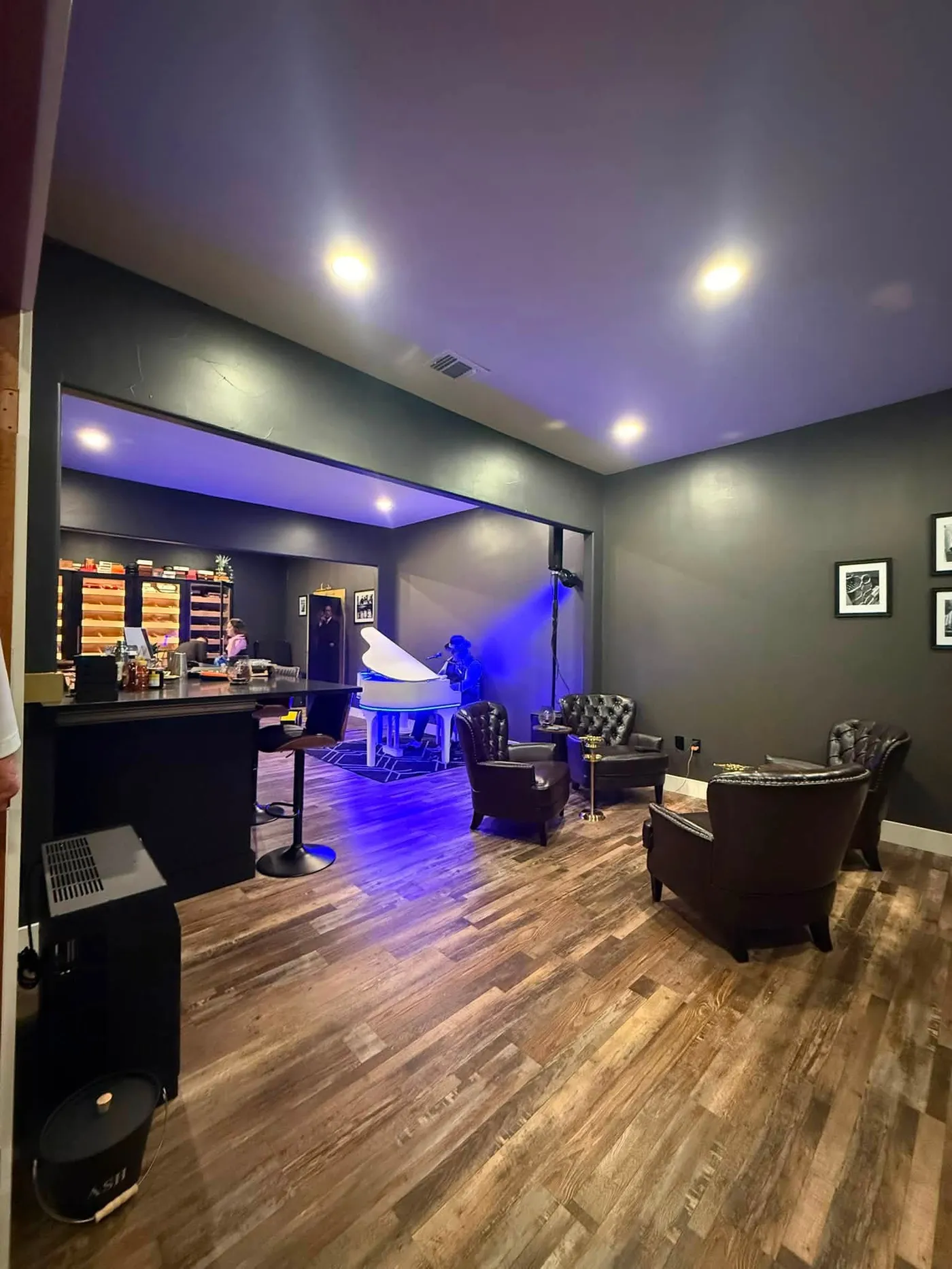 Piano lounge with live music